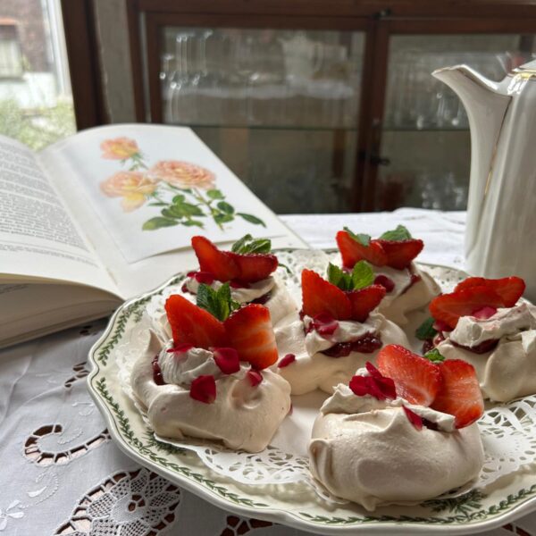 Mini-pavlova’s met Aardbei-Rozenblaadjes Confituur en mascarponecrème