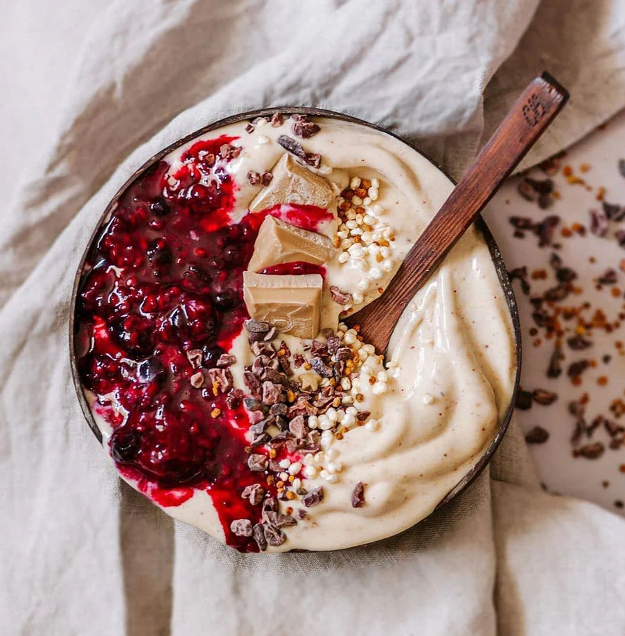 Smoothie bowl met granola, chocolade en Frambozen confituur