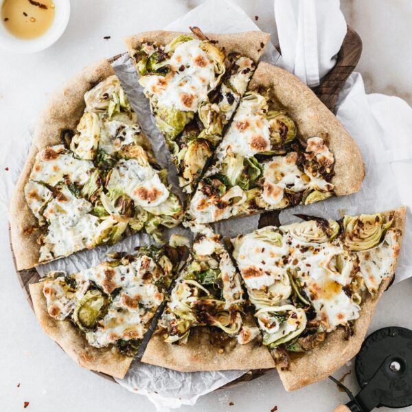 Pizza met spruitjes, gekarameliseerde ui en spicy Bloemenhoning