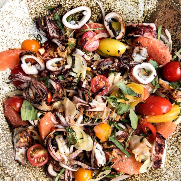 Gegrilde Calamari Salade met Mango-Kardemom Vruchtenboter Saus
